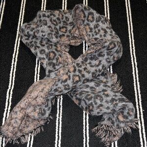 American Eagle Gray Leopard Print Knit Scarf